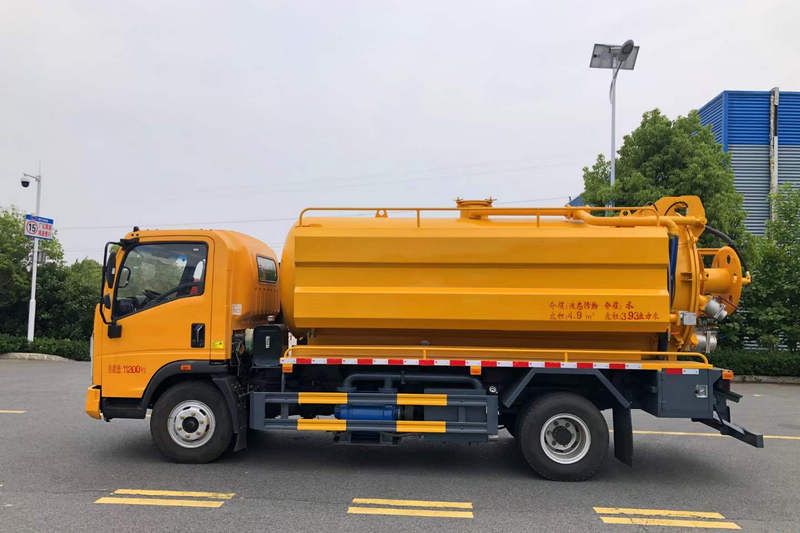清洗吸污车：城市清洁的秘密武器